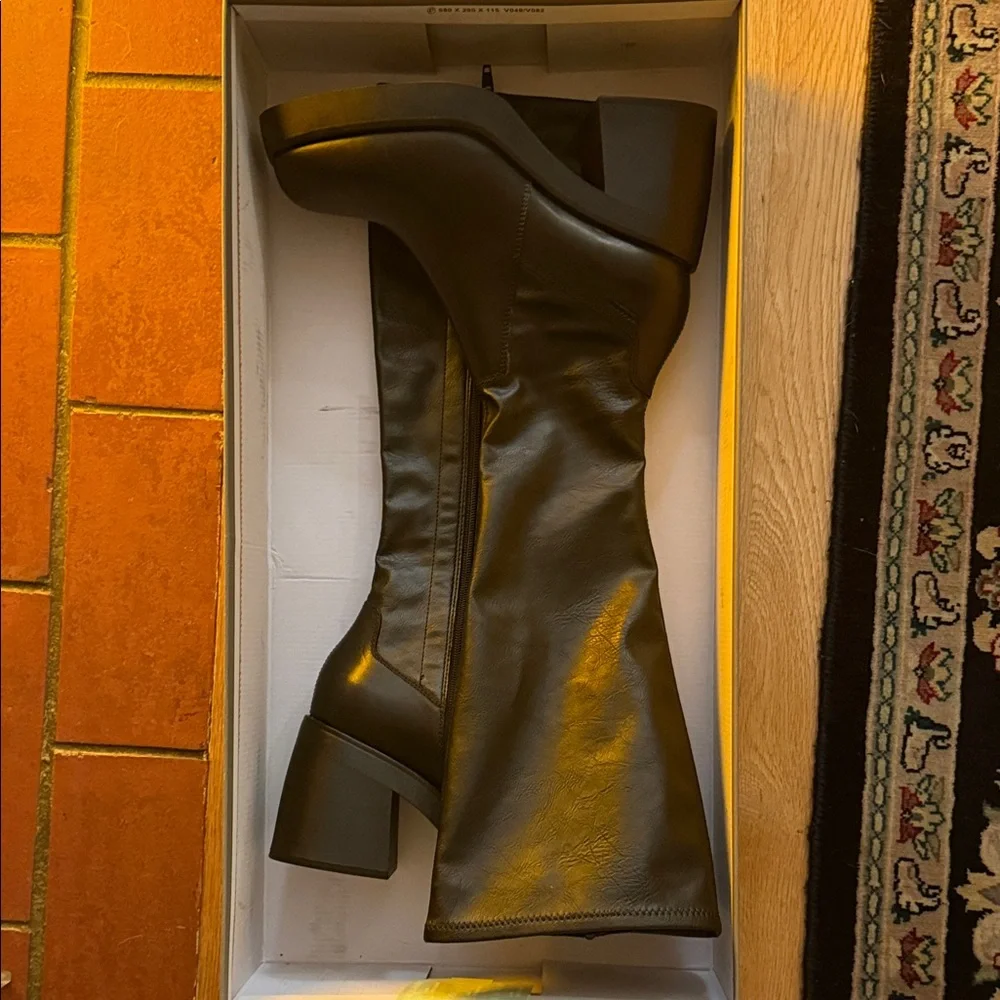 Vagabond Black Heeled Boots - Picture 4 of 5